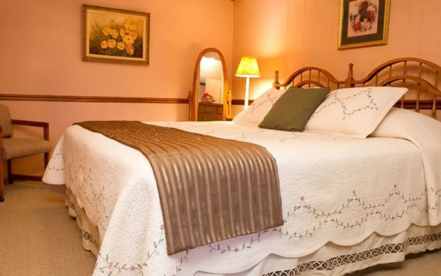 photo 2 of Red Bud Cove Bed & Breakfast Suites
