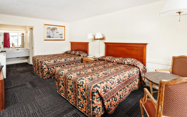 photo 3 of Red Carpet Inn - Louisville