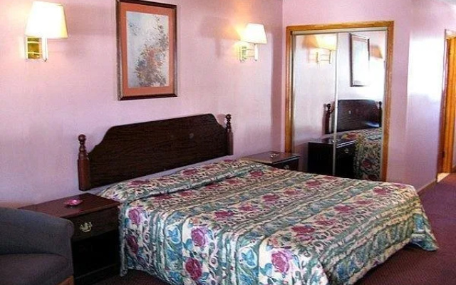 photo 2 of Colonial Inn & Suites