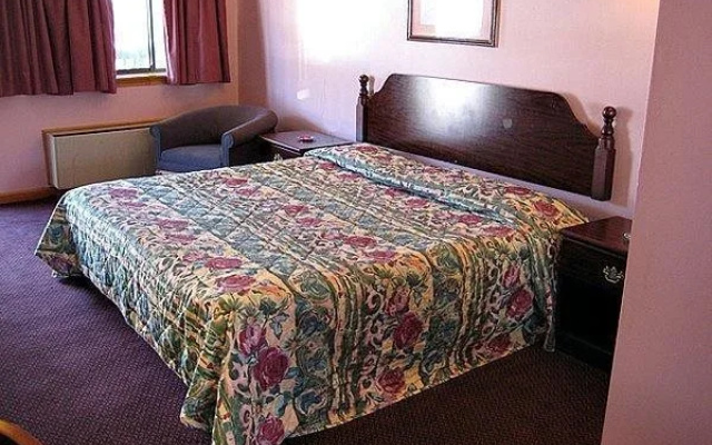 photo 3 of Colonial Inn & Suites