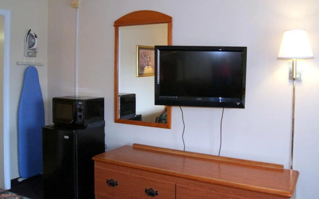 photo 2 of Red Carpet Inn