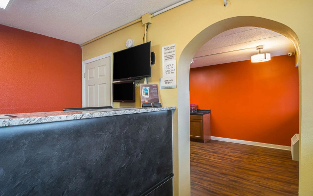 photo 2 of Econo Lodge South Holland