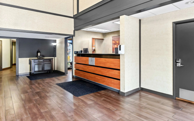 photo 3 of Red Lion Hotel Portland Airport