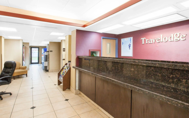 photo 2 of Travelodge by Wyndham Romulus Detroit Airport