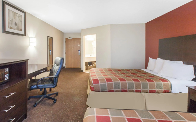 photo 3 of Travelodge by Wyndham Romulus Detroit Airport