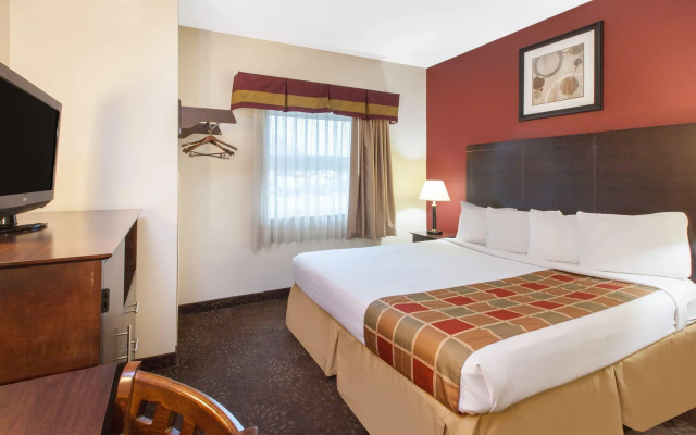 photo 4 of Travelodge by Wyndham Romulus Detroit Airport