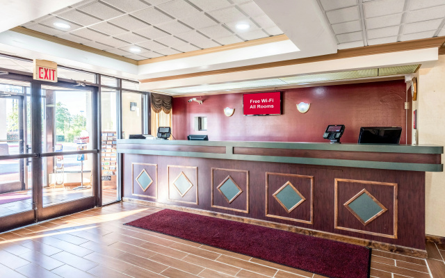photo 2 of Red Roof Inn & Suites Clinton, TN