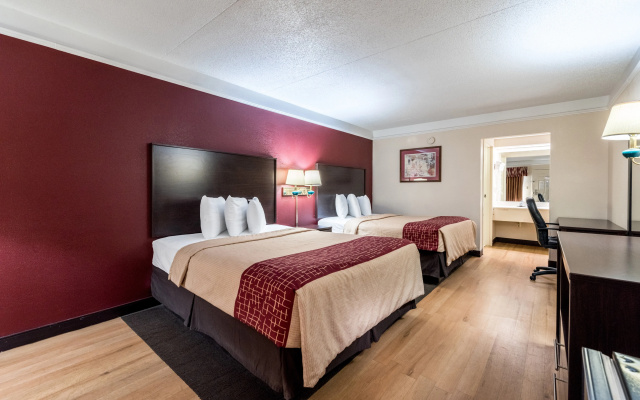 photo 3 of Red Roof Inn & Suites Clinton, TN