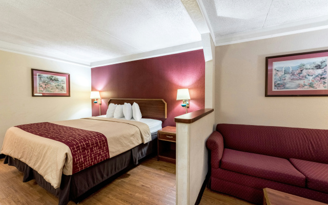 photo 4 of Red Roof Inn & Suites Clinton, TN