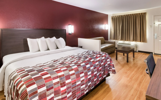 photo 4 of Red Roof Inn & Suites Commerce - Athens