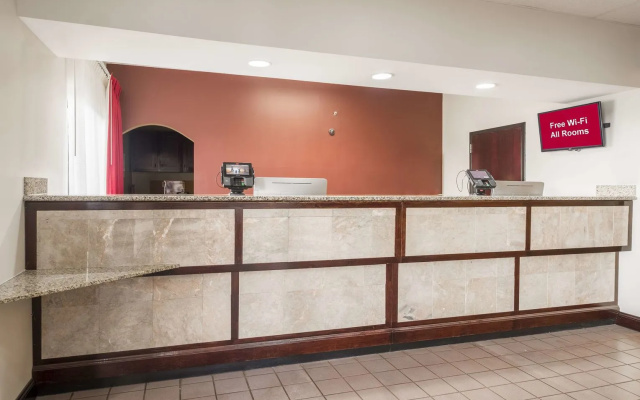photo 2 of Red Roof Inn & Suites Middletown - Franklin