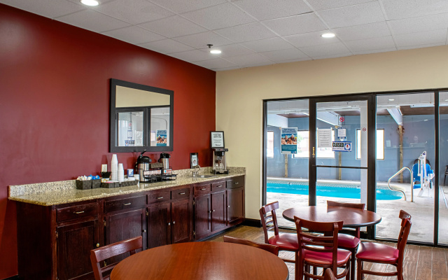 photo 4 of Red Roof Inn & Suites Middletown - Franklin