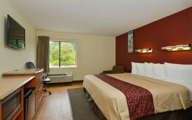 photo 2 of Red Roof Inn & Suites Savannah Gateway