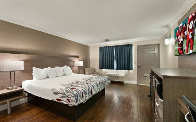 photo 3 of Red Roof Inn Los Angeles – Bellflower