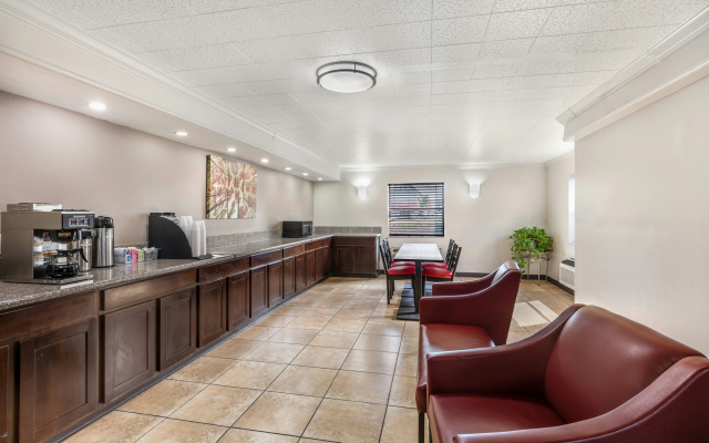 photo 2 of Red Roof Inn North Dallas - Park Central