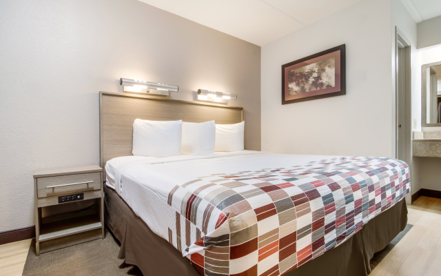 photo 5 of Red Roof Inn Detroit - Farmington Hills