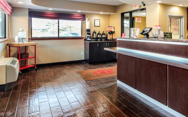 photo 2 of Red Roof Inn Detroit - Troy