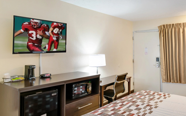 photo 3 of Red Roof Inn Indianapolis - Castleton