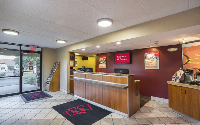 photo 2 of Red Roof Inn Indianapolis North - College Park
