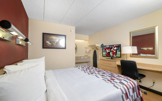 photo 4 of Red Roof Inn Louisville Expo Airport