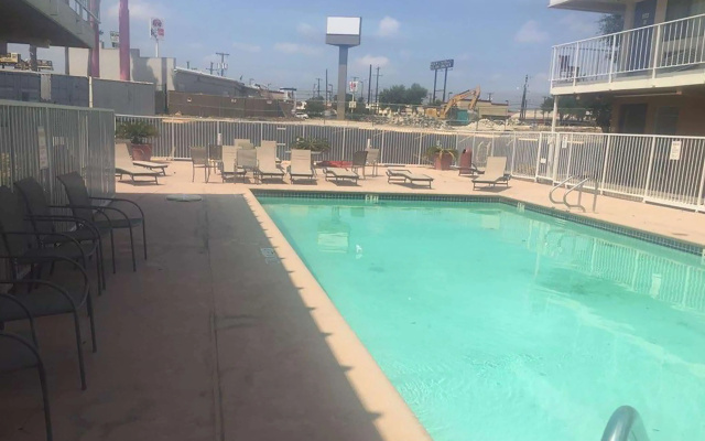 photo 4 of Travelodge by Wyndham San Antonio Lackland AFB North