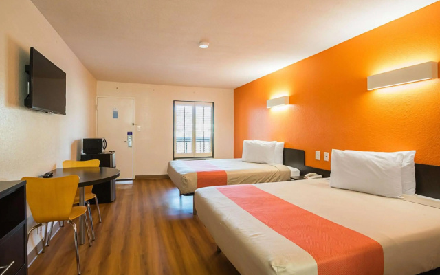 photo 2 of Motel 6 Savannah, GA - Midtown