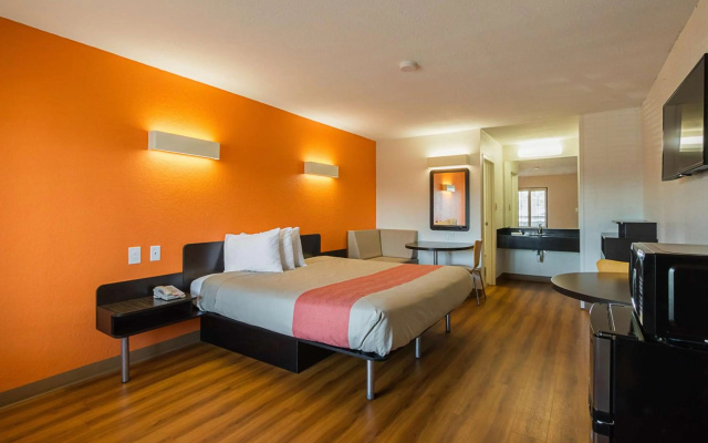 photo 3 of Motel 6 Savannah, GA - Midtown