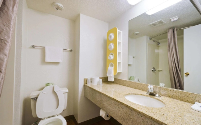 photo 4 of Red Roof Inn Springfield