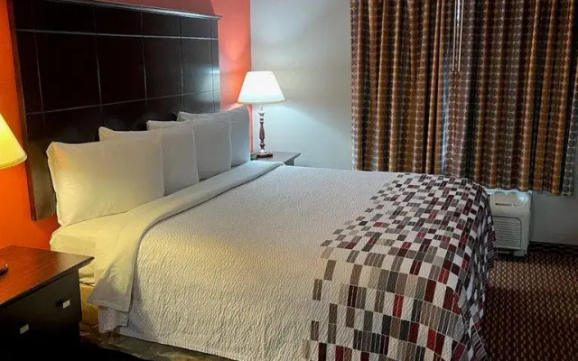 photo 4 of Red Roof Inn & Suites Detroit - Melvindale/Dearborn