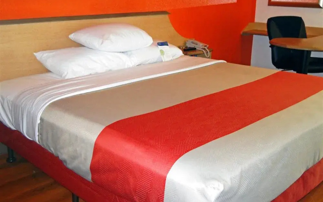 photo 2 of Red Roof Inn York