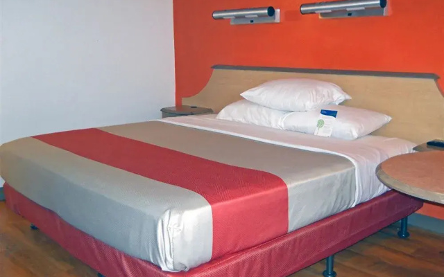 photo 3 of Red Roof Inn York