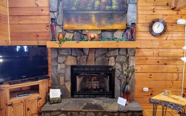 photo 2 of Red Wolf Cabin in Maggie Valley