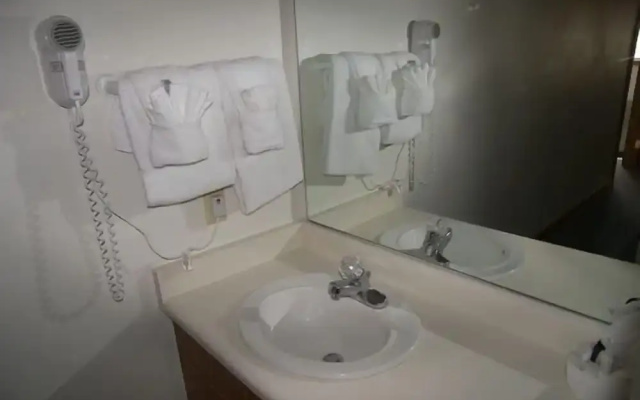 photo 5 of Fox Pine Lodge Hotel Room 2