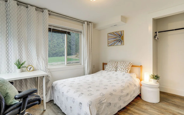 photo 4 of Walk to Beach & Lake Access: Cozy Redmond Apt!