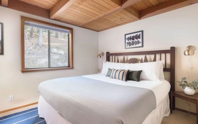 photo 4 of Redwood by Avantstay Secluded Cabin w/ Views & Spa 5mins to Northstar!