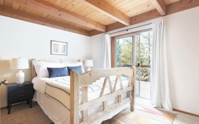 photo 5 of Redwood by Avantstay Secluded Cabin w/ Views & Spa 5mins to Northstar!