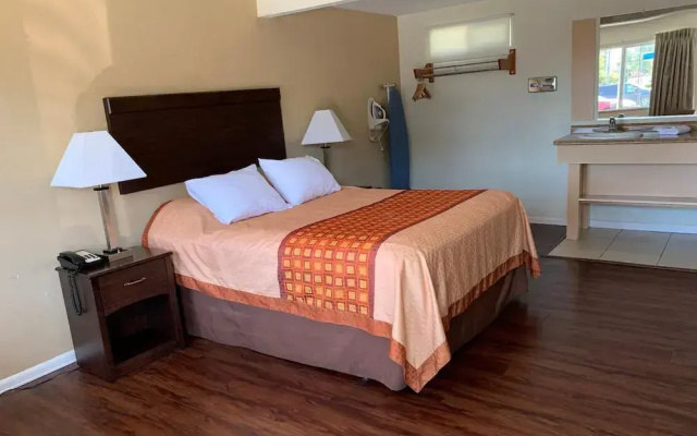 photo 5 of Redwood Inn