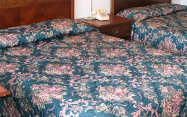 photo 2 of Redwood Inn Motel Medford