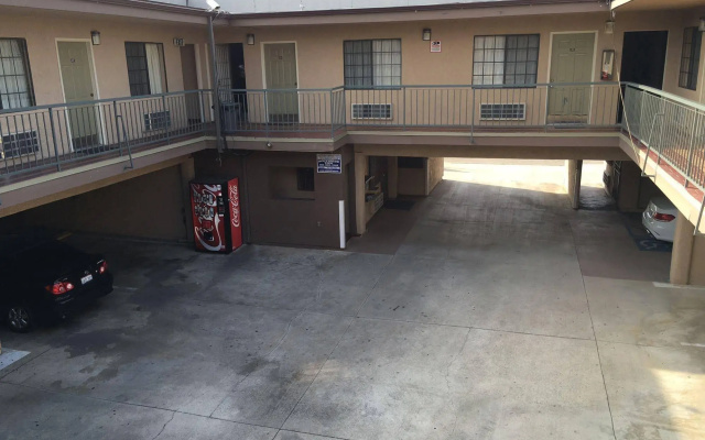 photo 2 of Regal Inn Los Angeles
