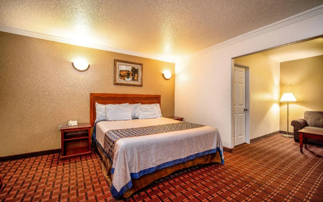 photo 2 of Regency Inn & Suites