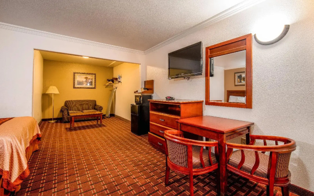 photo 3 of Regency Inn & Suites