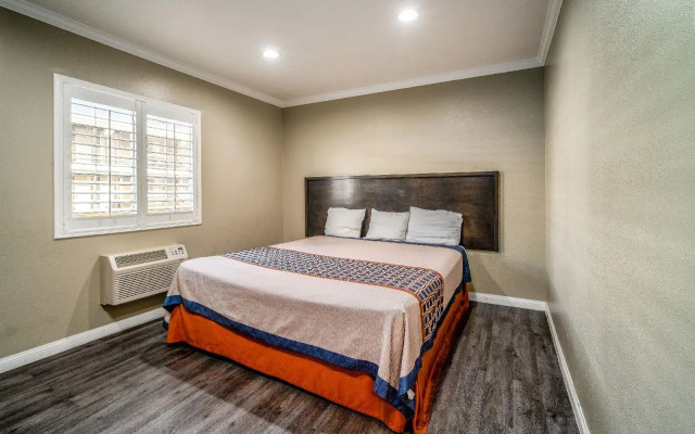 photo 4 of Regency Inn & Suites