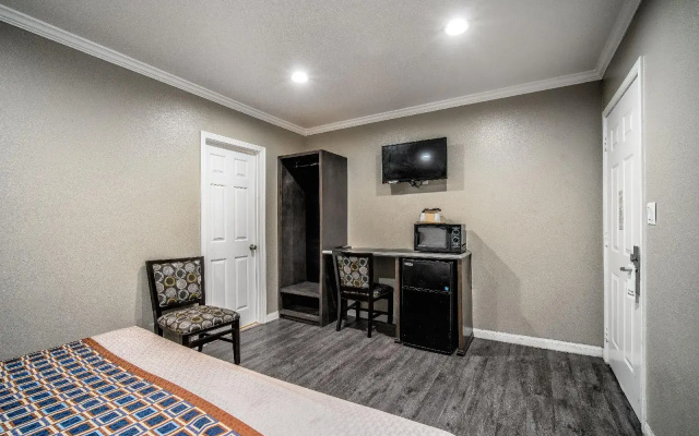 photo 5 of Regency Inn & Suites