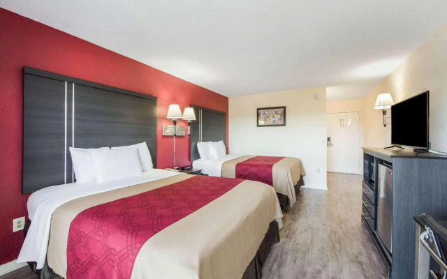 photo 3 of Econo Lodge Waynesville