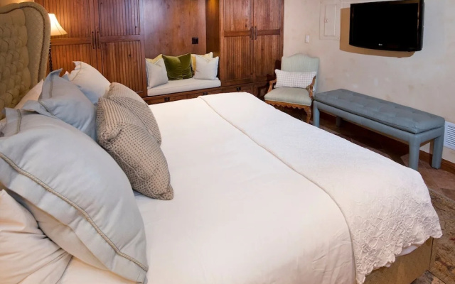 photo 3 of Relaxing 1 Bedroom Condo with Premium Amenities by RedAwning - Save 20% on 7+ Nights!