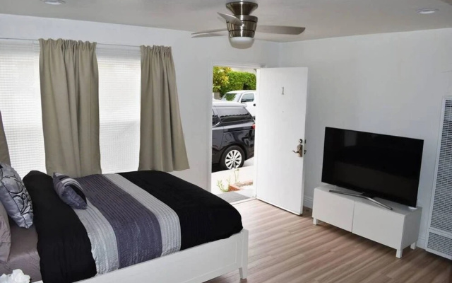 photo 2 of B1 Remarkable Contemporary Studio by The Beach With AC
