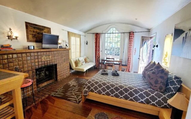 photo 2 of Retro Artistic 3br +loft@venice Short/long Stay 4 Bedroom Apts