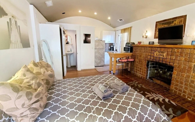 photo 3 of Retro Artistic 3br +loft@venice Short/long Stay 4 Bedroom Apts
