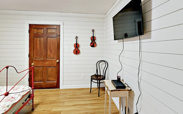 photo 2 of Retro-chic 1920s Bungalow - 2 Bedroom Cabin