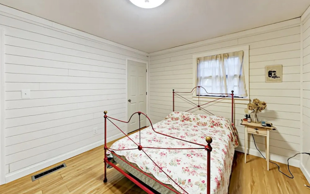 photo 3 of Retro-chic 1920s Bungalow - 2 Bedroom Cabin